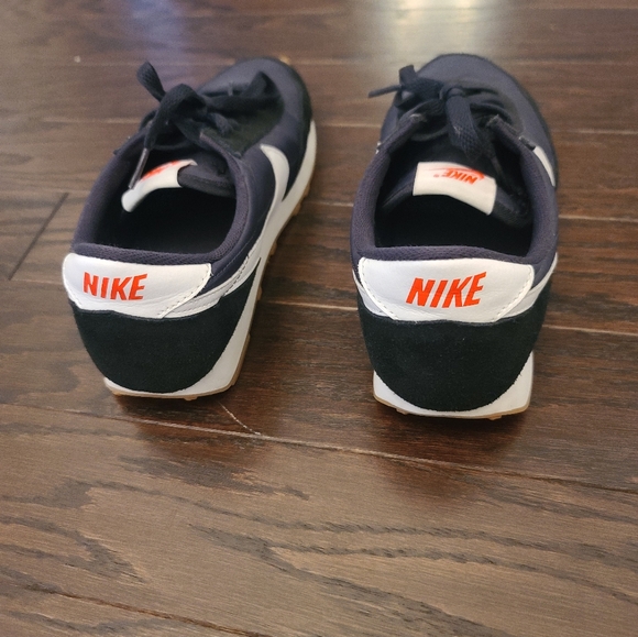 Nike Daybreak Shoes - Picture 3 of 7